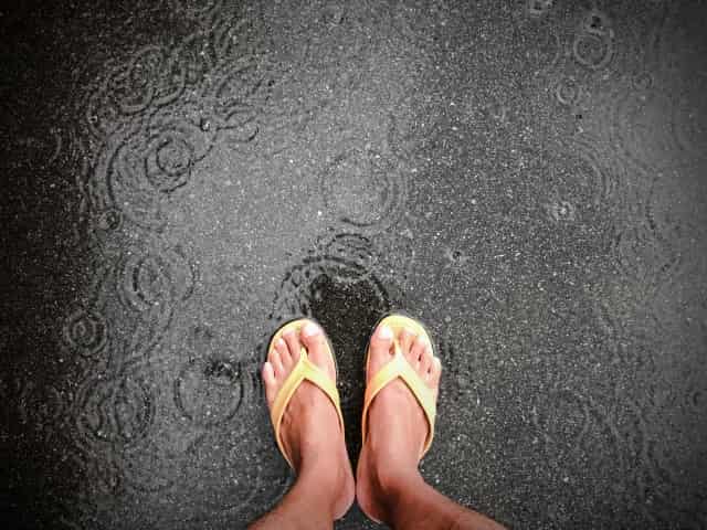 雨の日のサンダル使用に対する賛否