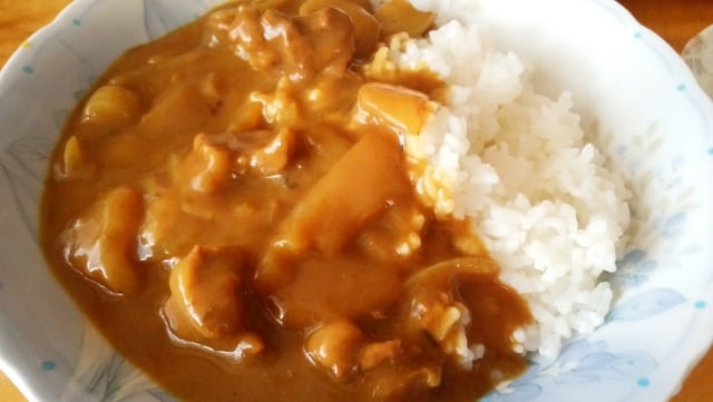 関西地域の飲食店ではカレーにソースが添えられることが一般的