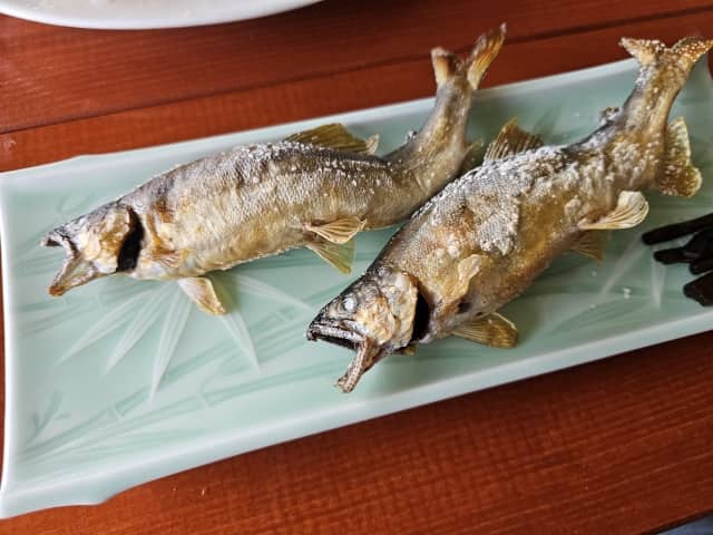 鮎の塩焼きの上品な食べ方